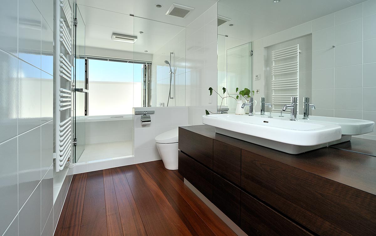 Modern bathroom design White and wood│高級住宅