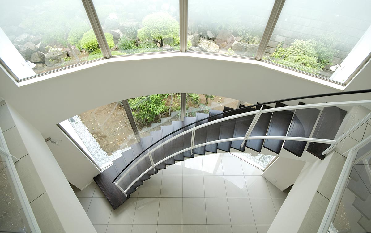 Modern curved staircase design│高級住宅
