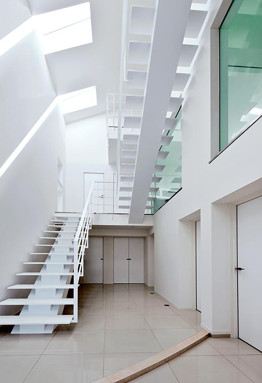 White stairs Modern entrance design│高級住宅