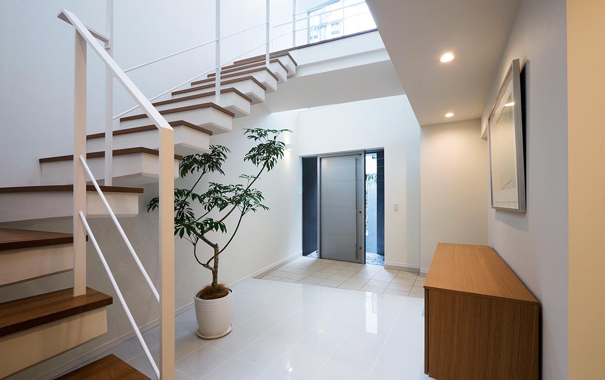 modern entrance design with stairs│高級住宅