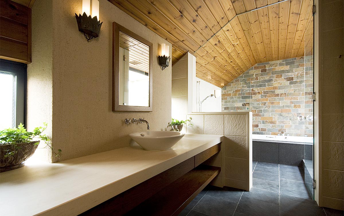 パイン材の天井が特徴的なバスルーム