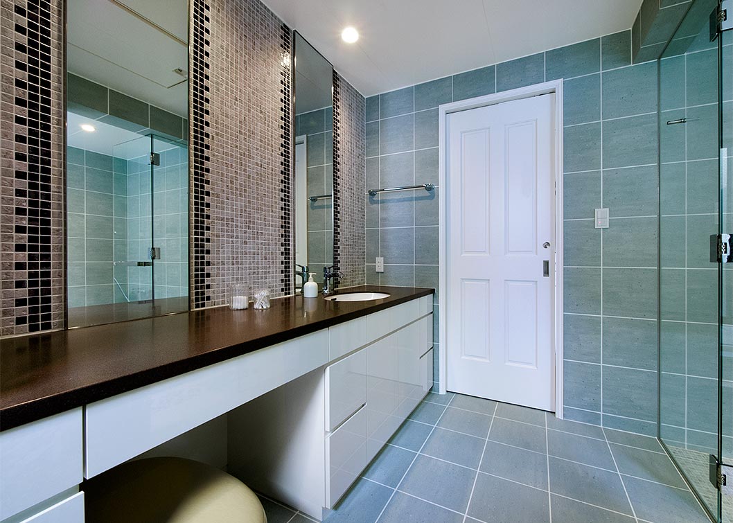 高級住宅のバスルーム│モザイクタイルの洗面室