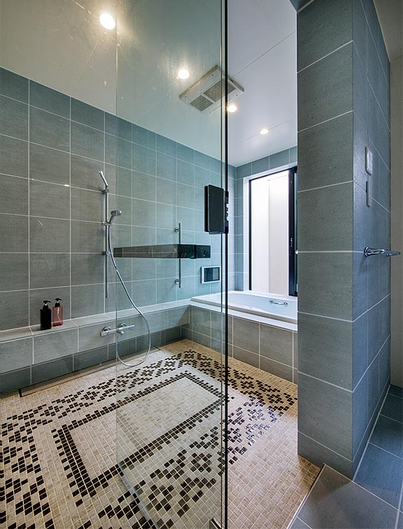 高級住宅のバスルーム│浴室の床はベージュとブラウンのモザイクタイル