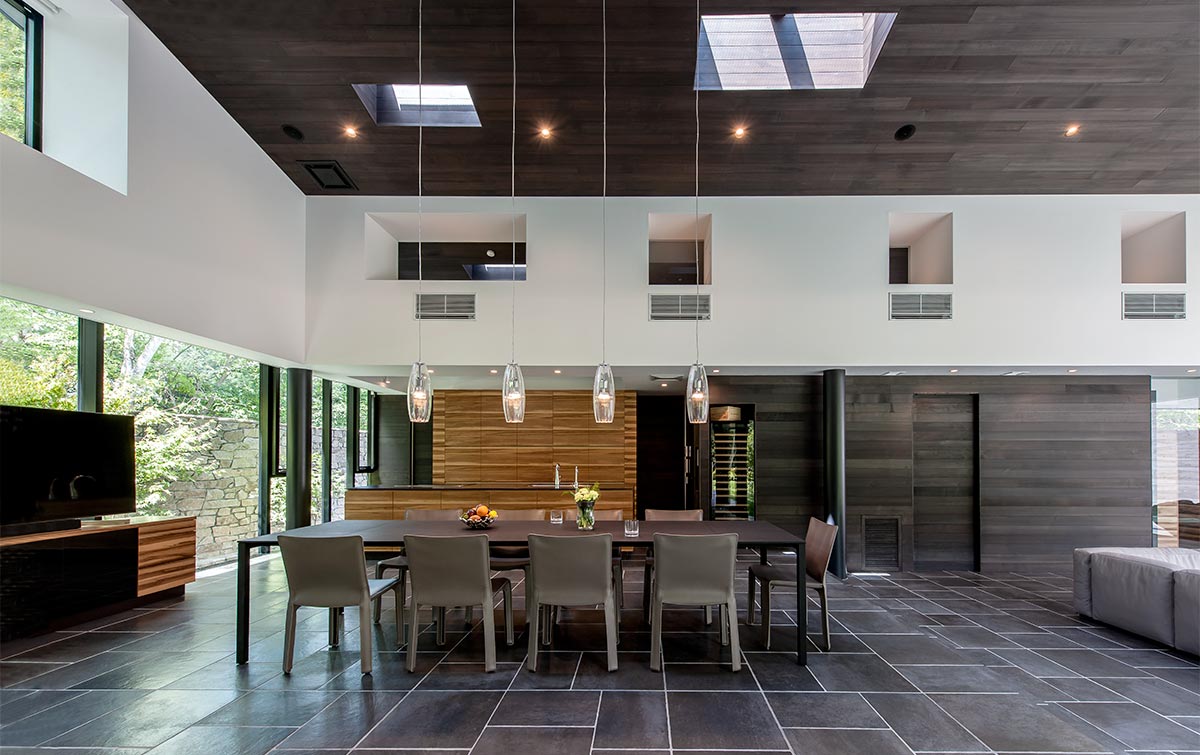 高級デザインキッチン実例│ダークカラーでまとめた空間に木目の美しいキッチンが映える