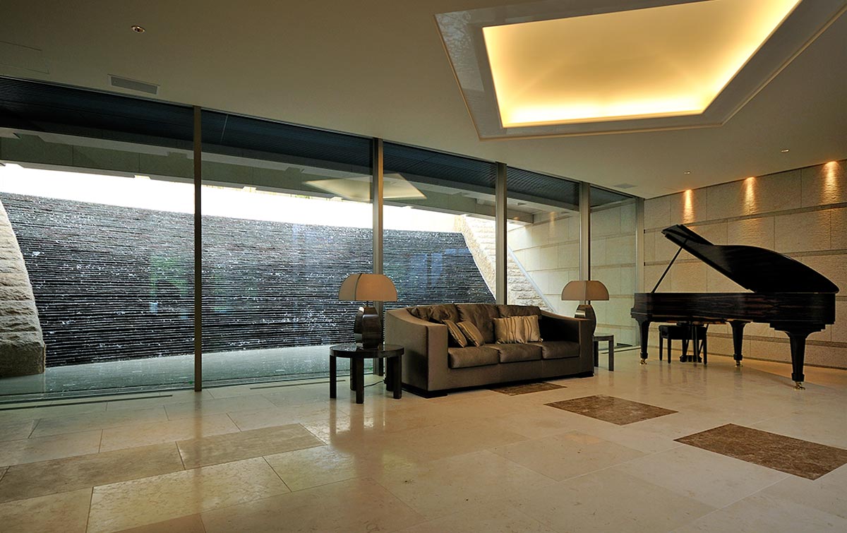 High ceiling dining design