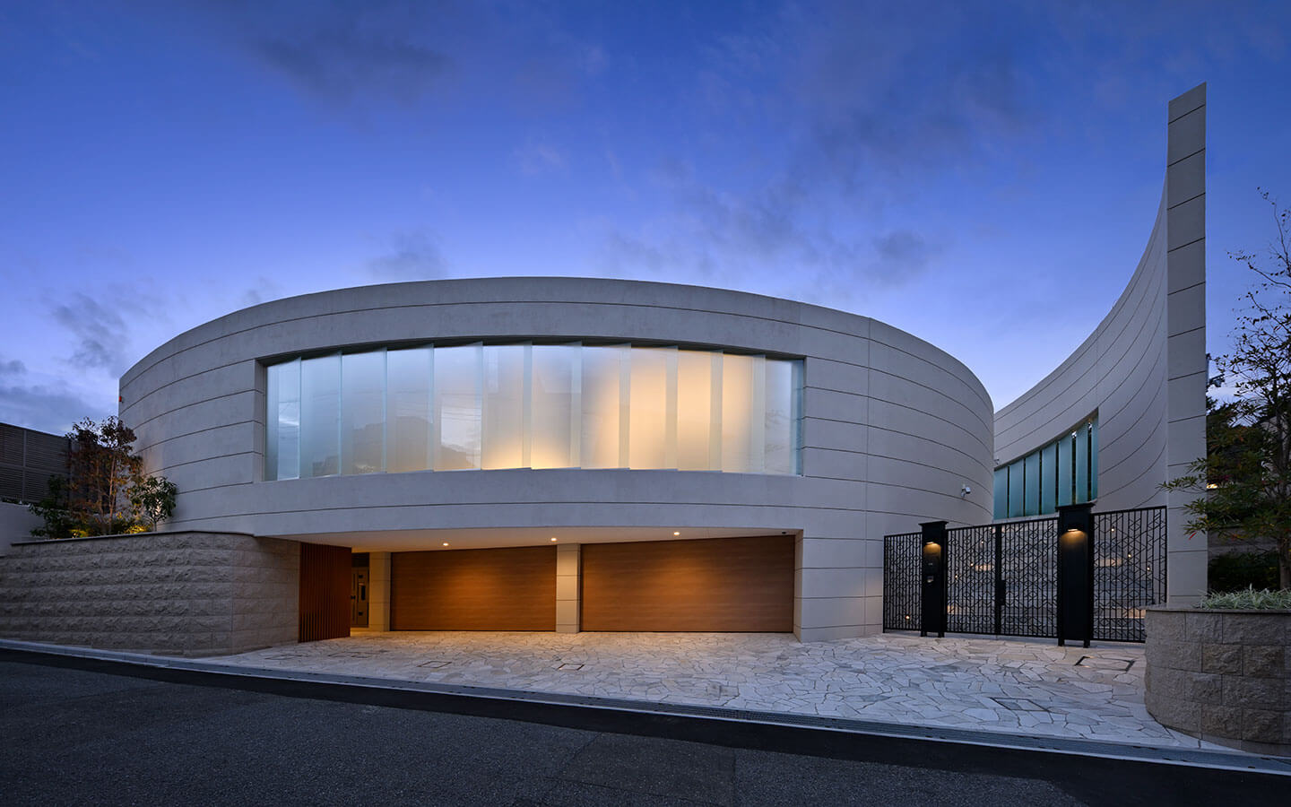 Round house exterior design Night│高級住宅曲線の外観　コートハウス