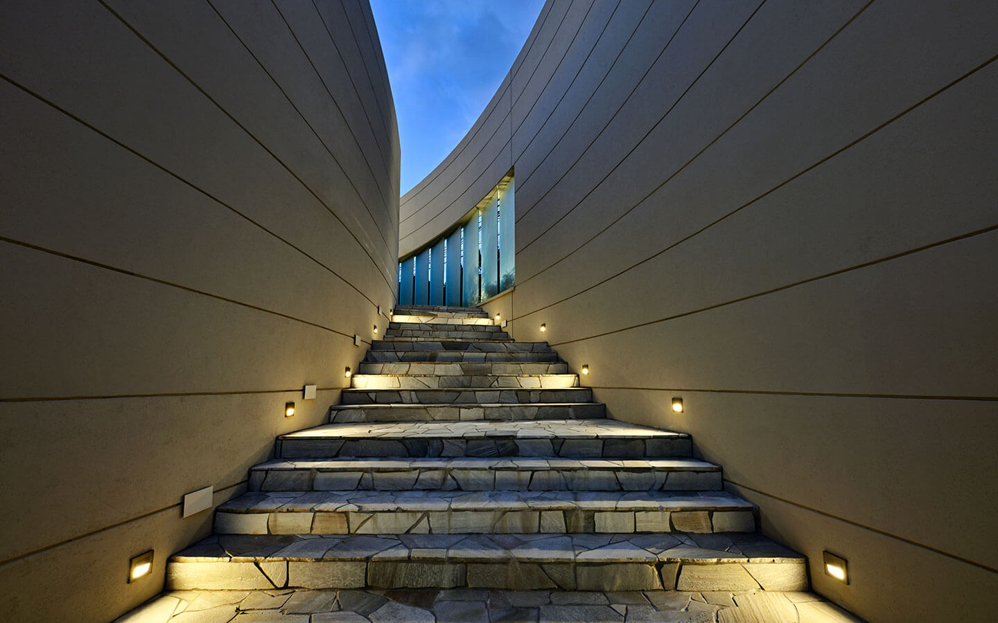 Curved stone stairs outside│高級住宅のアプローチ