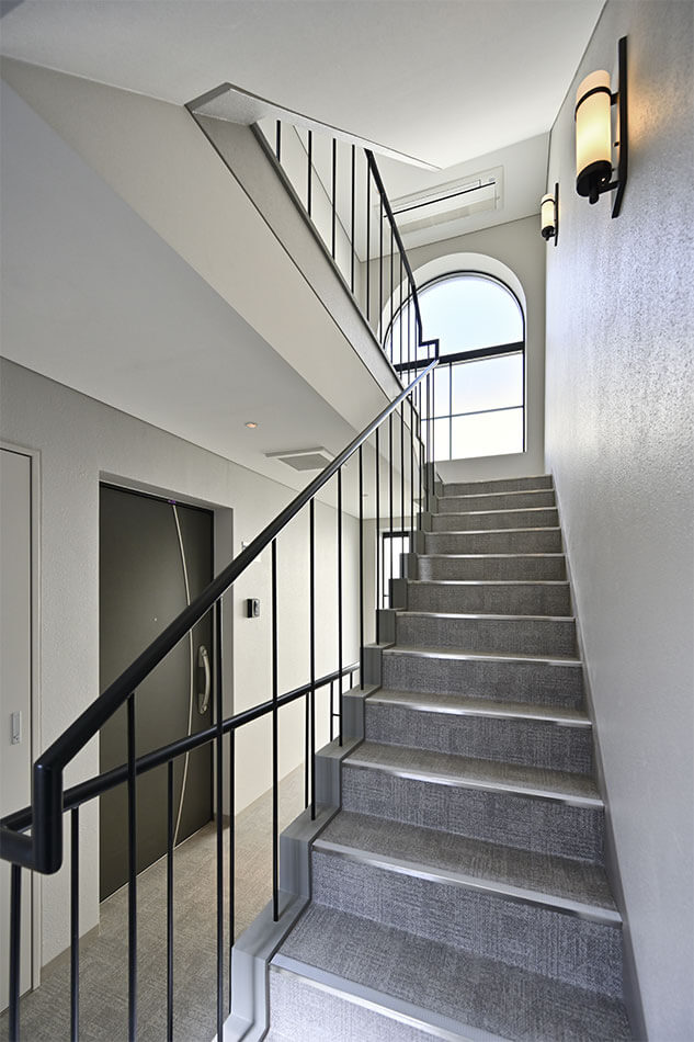 賃貸マンションの共有階段デザイン