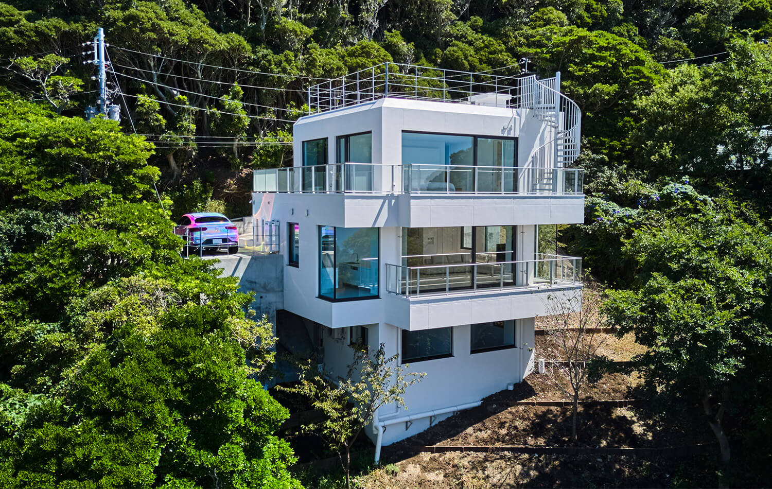 高低差12mの崖地に建つ海を見晴らす高級住宅