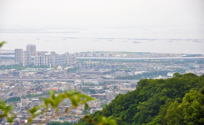 芦屋にある高級住宅街の魅力とは？　六麓荘町の建築協定や交通事情、子育て環境などを解説