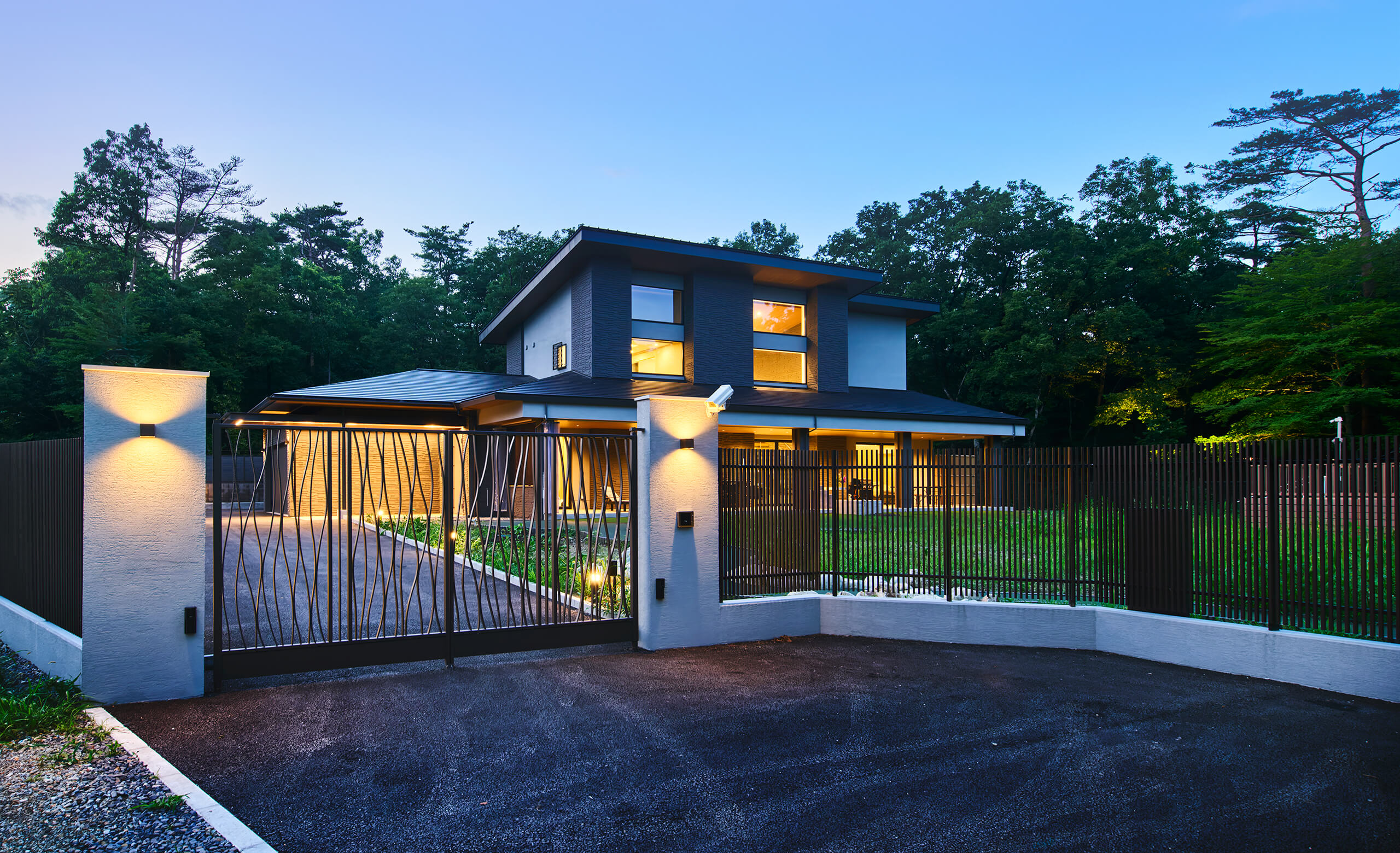 森の中の別荘建築。内側から光が溢れる。