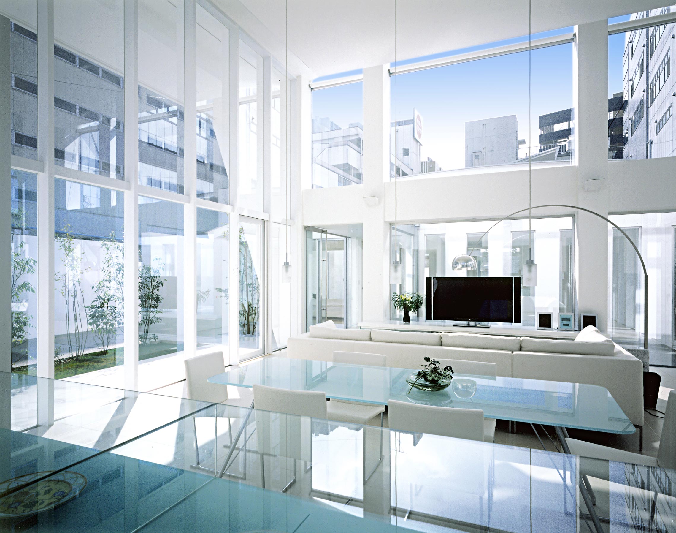 Modern living design│高級住宅コートハウス 白とガラスのリビング