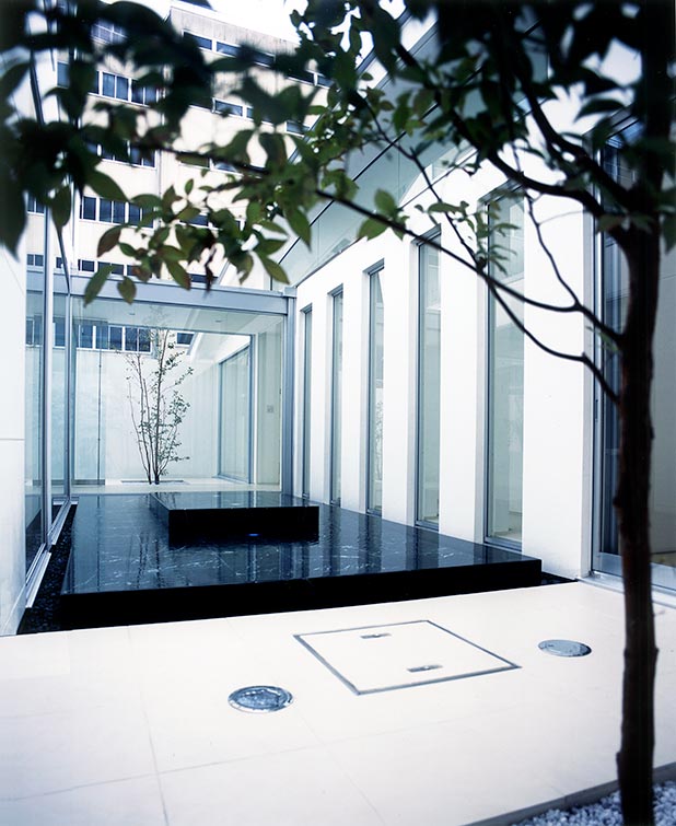 water basin courtyard design│高級住宅コートハウス 中庭の水盤