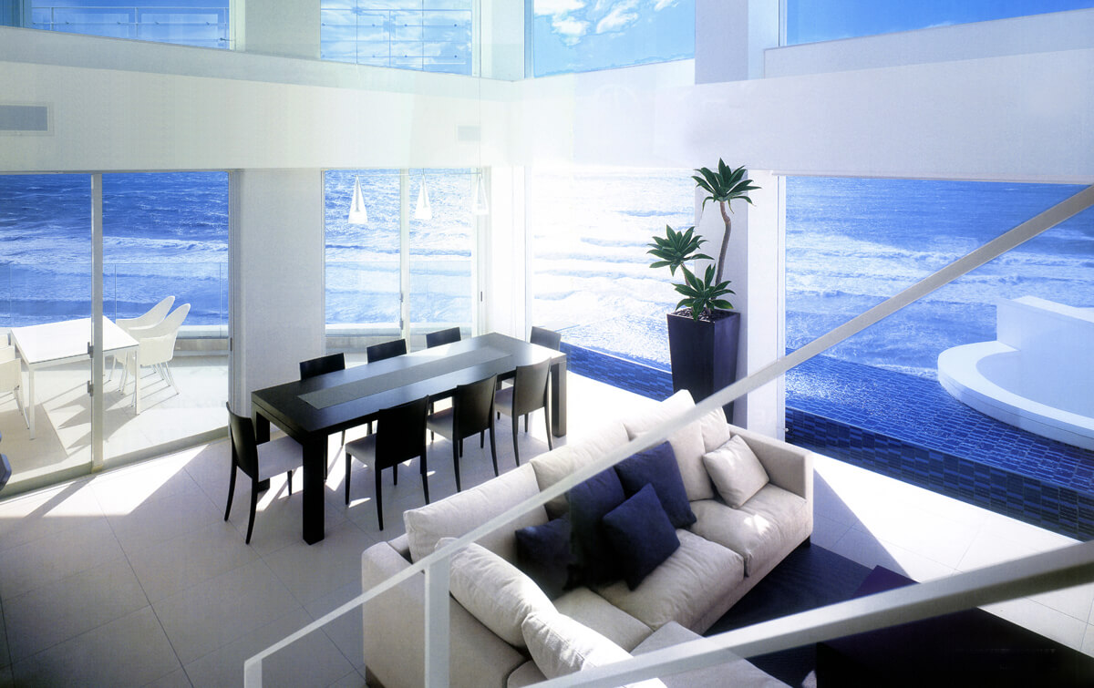 High ceiling living design│別荘建築 海が見えるリビング