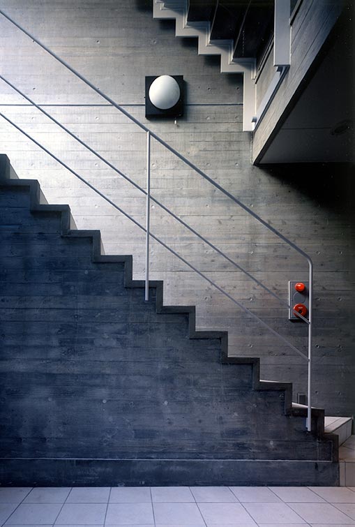 商業施設の階段デザイン