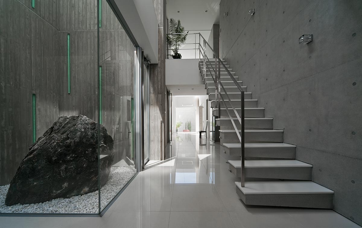 High ceiling Modern entrance design Exposed concrete│高級住宅