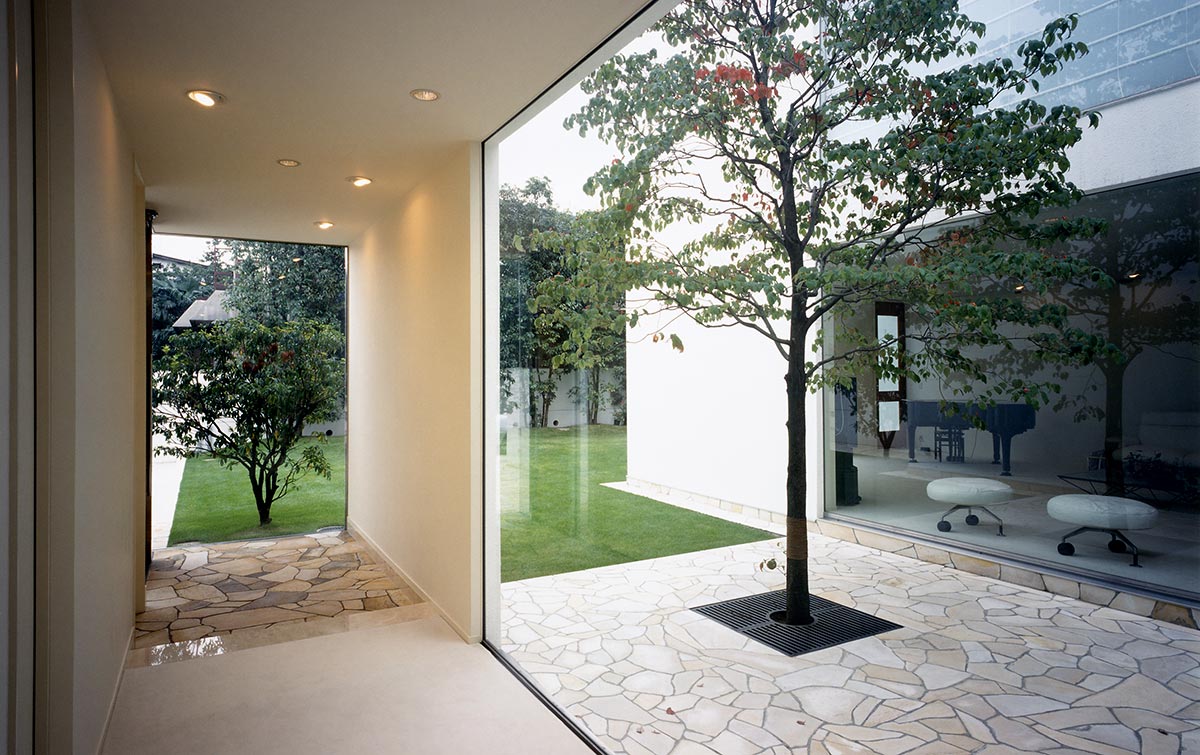 Entrance design with large windows│高級住宅