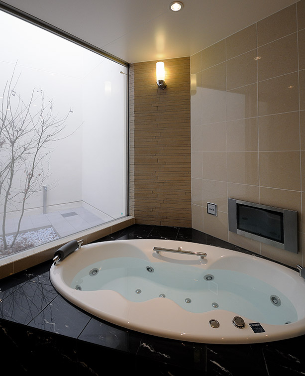 Round bathtub bathroom design design│高級住宅