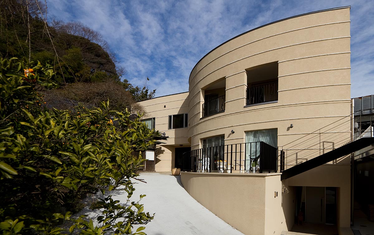 Modern house Curved exterior design beige│高級住宅外観