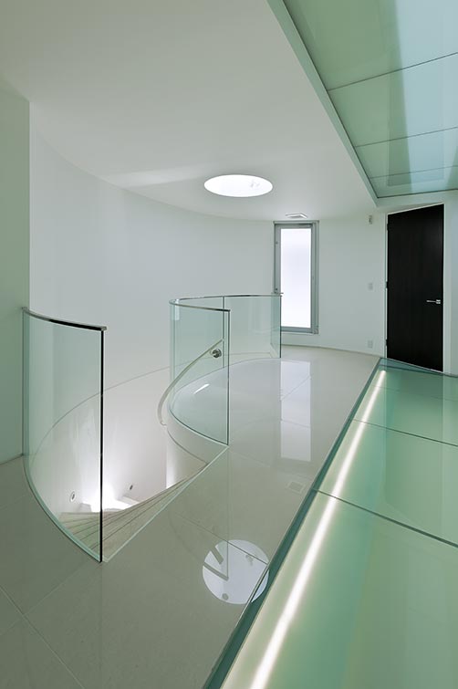 Modern glowing corridor design│高級住宅