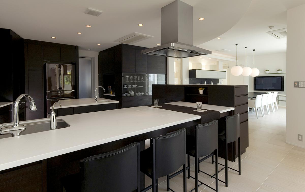 Modern dining kitchen design White and brown│高級住宅