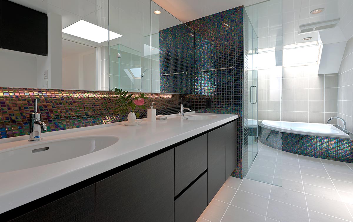 Bathroom design black mosaic tiles│高級住宅