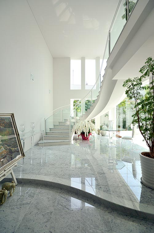 White modern entrance curved staircase design│高級住宅