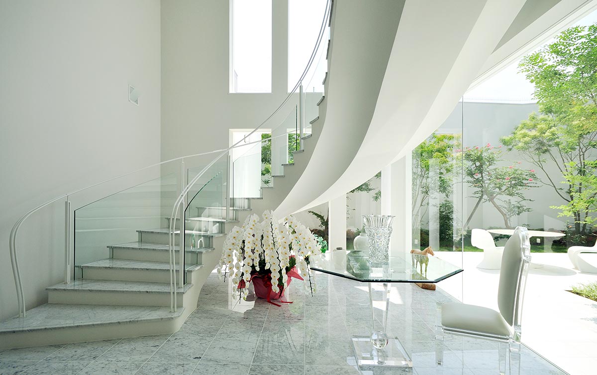 White modern curved staircase design│高級住宅