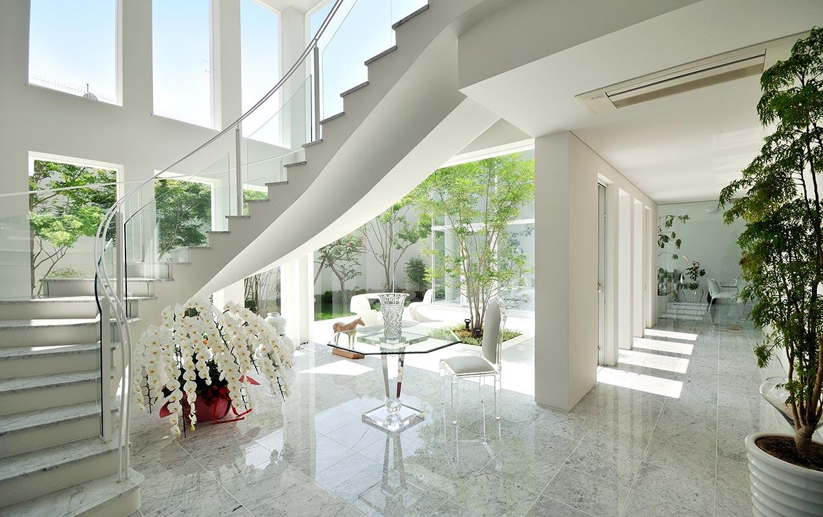 White modern staircase design│高級住宅
