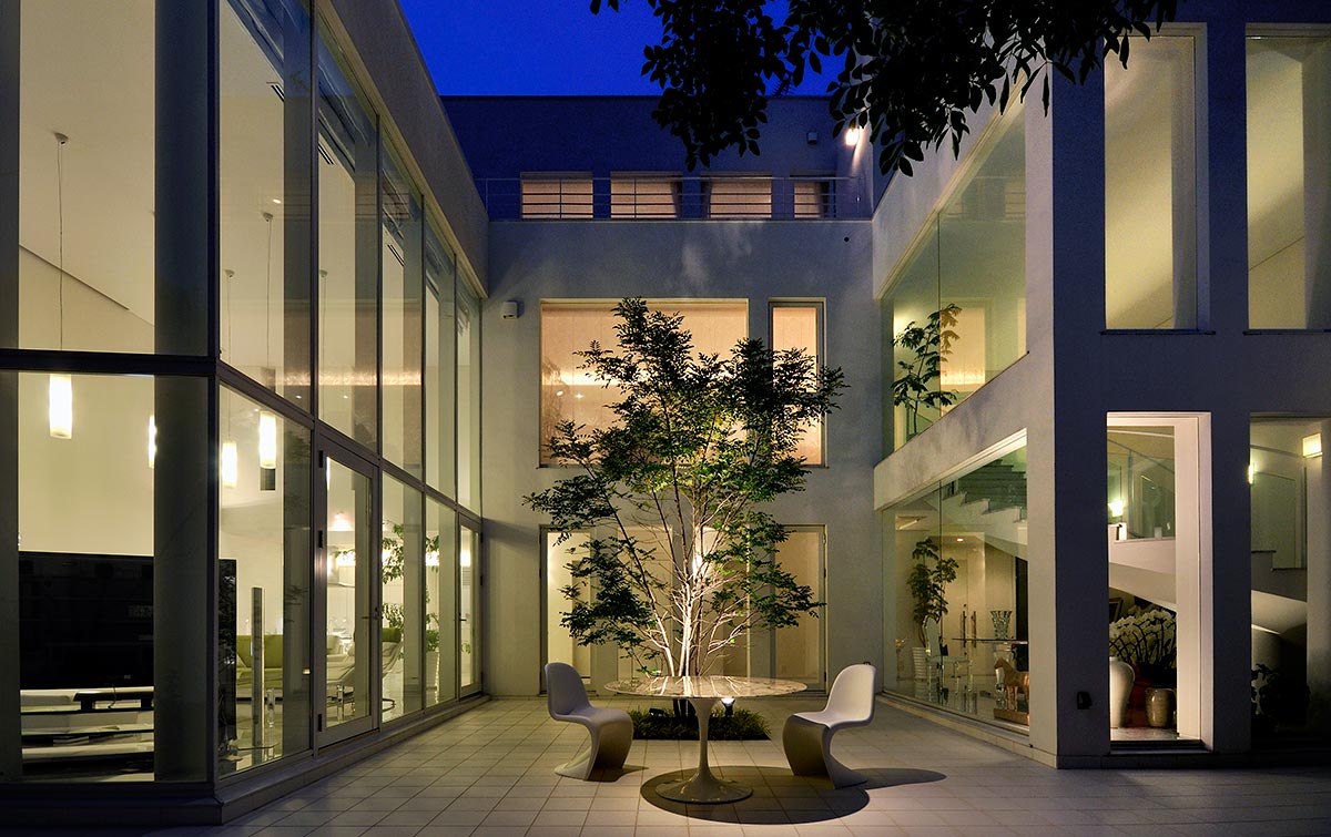 Modern home exterior design White and glass│高級住宅コートハウス中庭