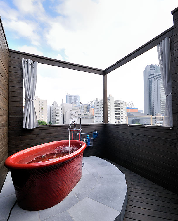 Open-air bath on the roof balcony│高級住宅