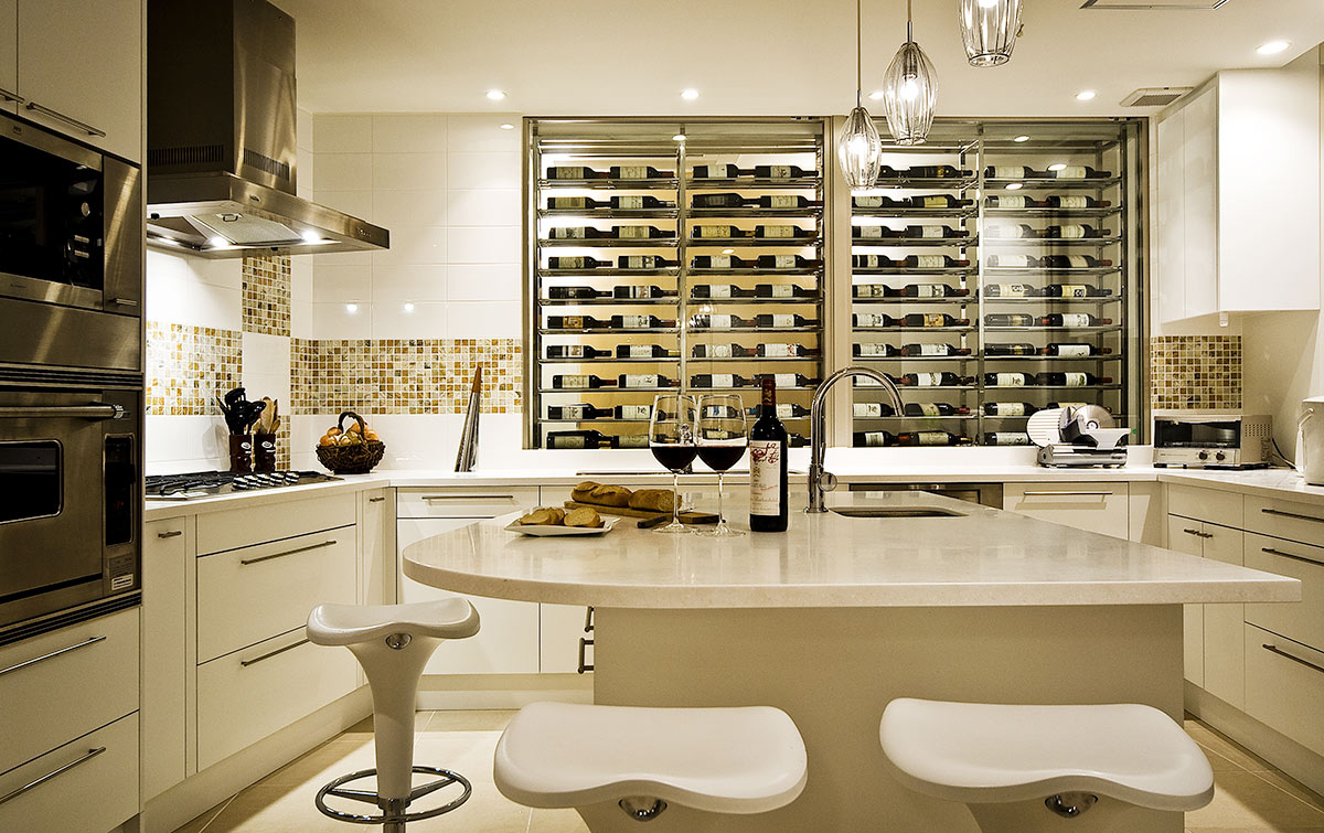 Modern kitchen design with wine cellar│高級住宅