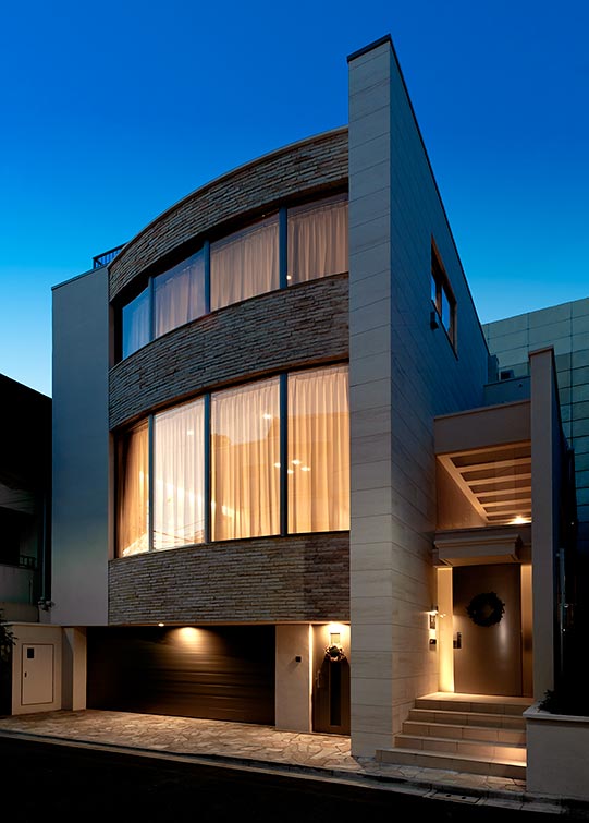 Modern house exterior design color is beige│高級住宅コートハウス
