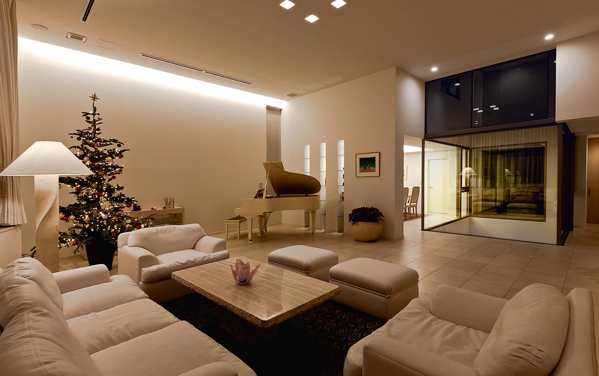 High ceiling Modern living room design at night│高級住宅コートハウス