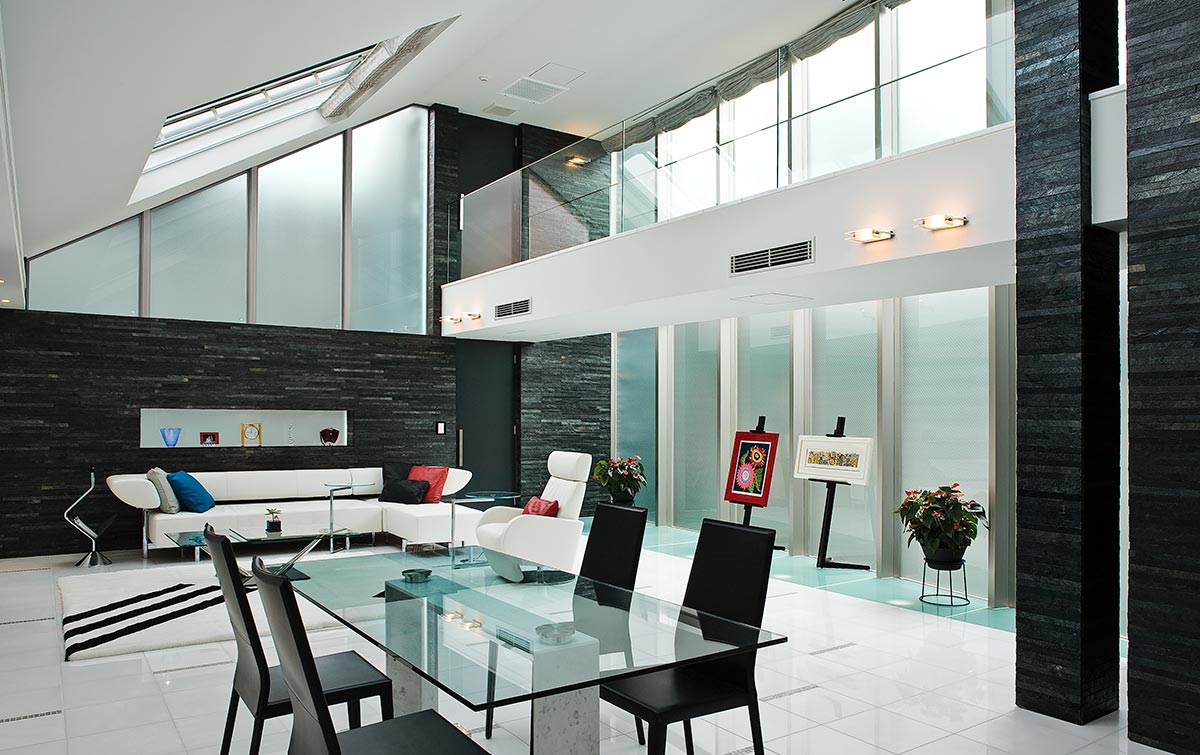 Modern living room with skylight black and white│高級住宅