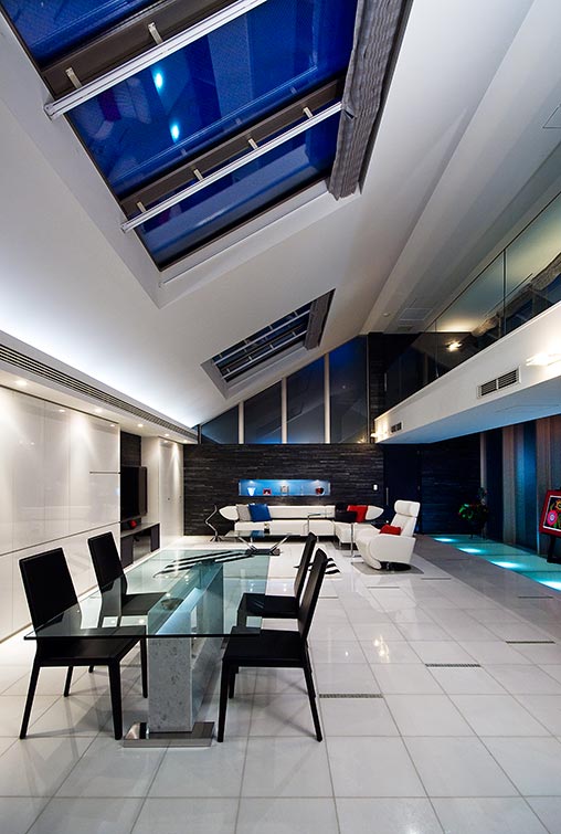 Modern living room with skylight black and white│高級住宅