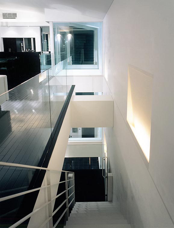 Modern staircase design black and white│高級住宅