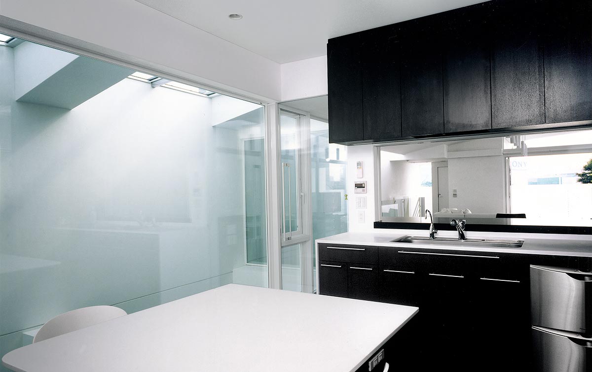 White and black modern kitchen design│高級住宅