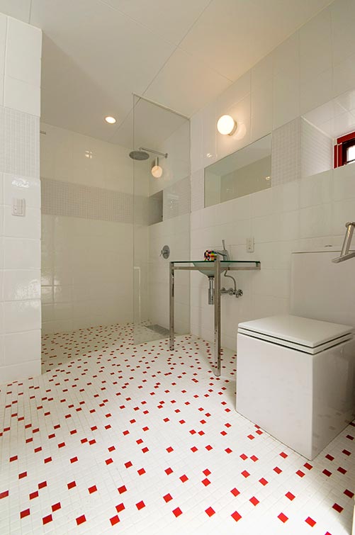 Shower room design red and white mosaic tiles│高級住宅