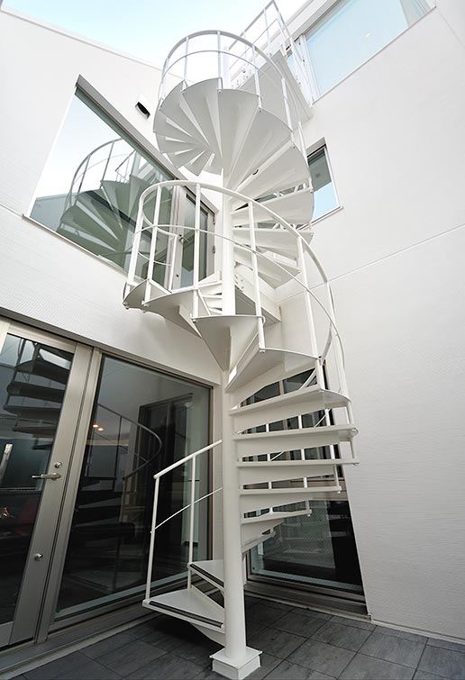 White spiral staircase design│高級住宅