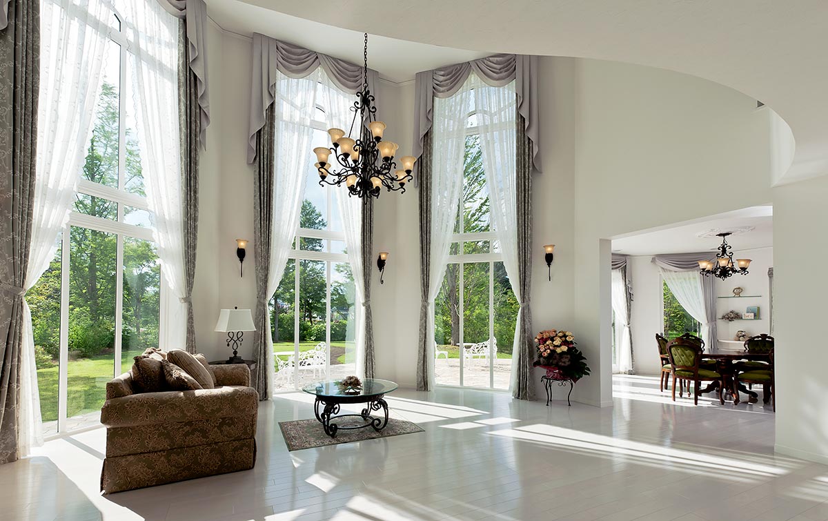 Elegant living room design with high ceilings│別荘建築　リビング