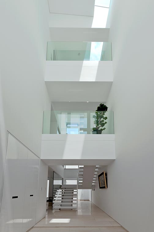 Modern entrance with skylight│高級住宅コートハウス