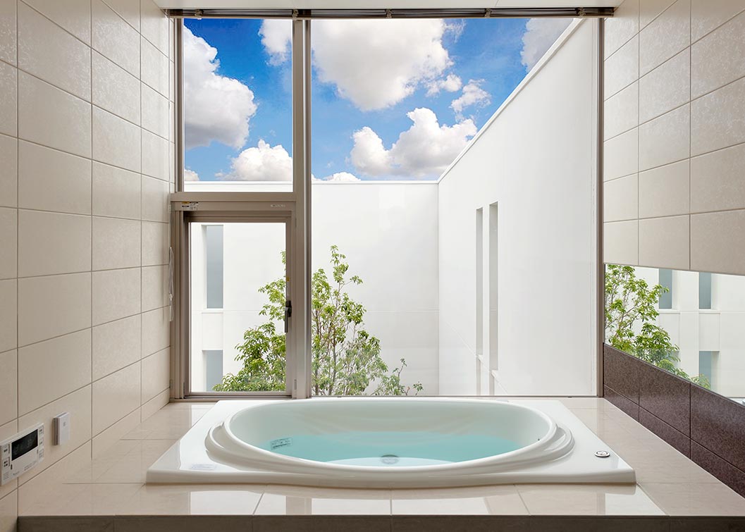 Bathroom design with large windows│高級住宅
