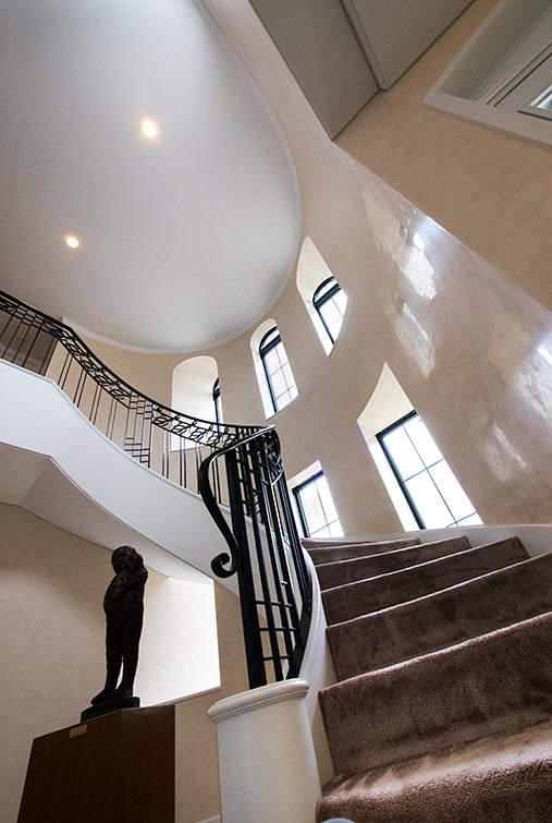 Classical curved stairs design│高級住宅