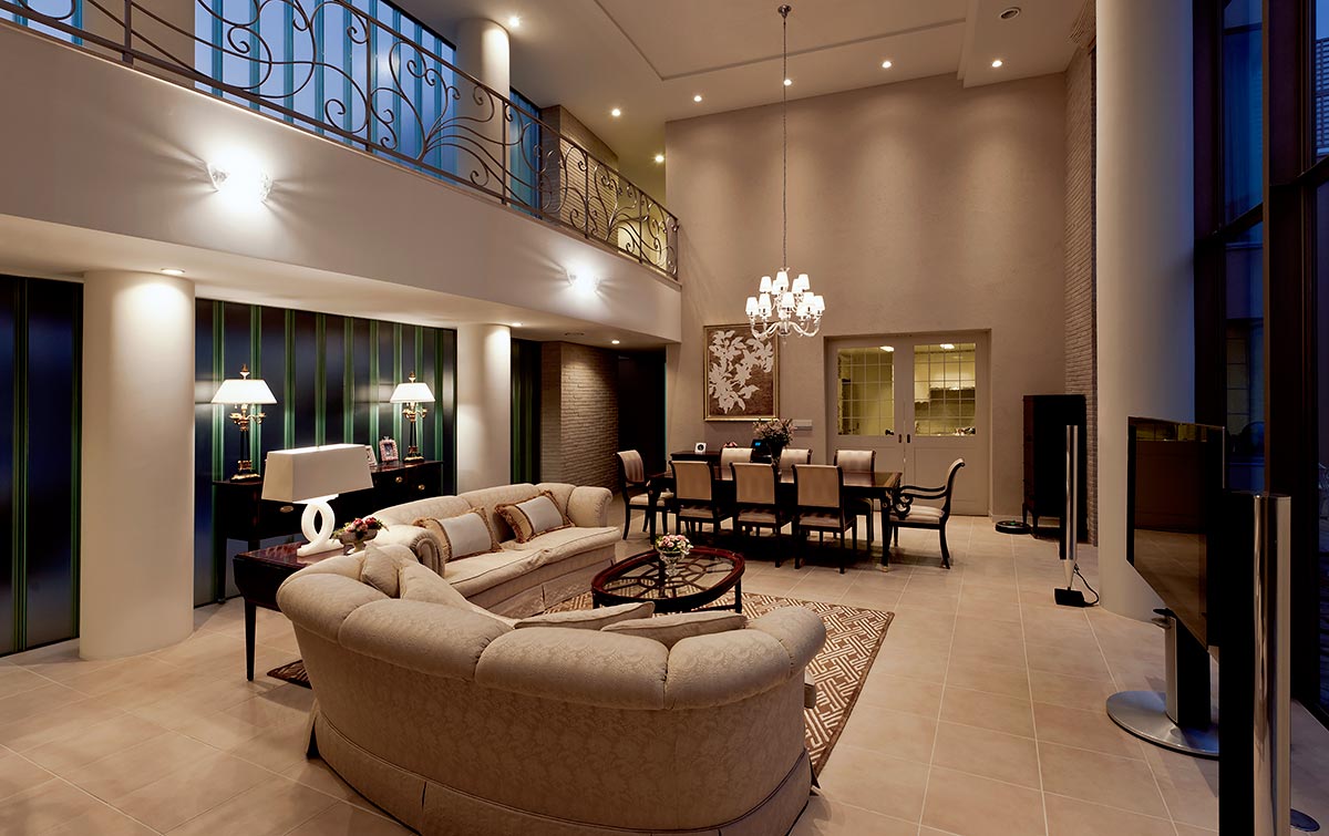 High ceiling Elegant living design│高級住宅コートハウス
