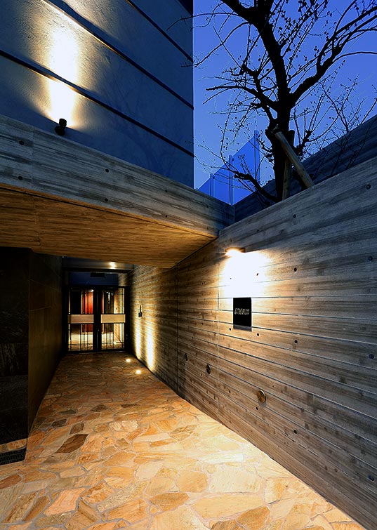 approach to entrance design Exposed concrete│高級住宅コートハウス