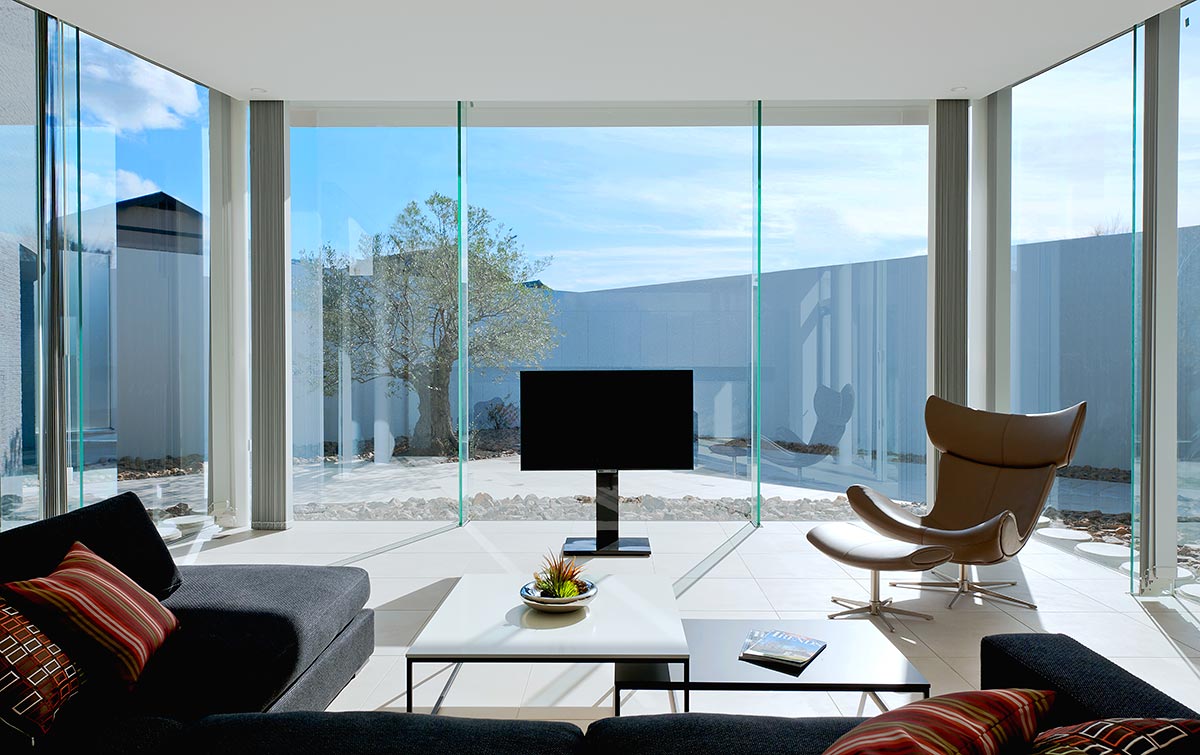 Large glass window Modern living design│高級住宅コートハウス