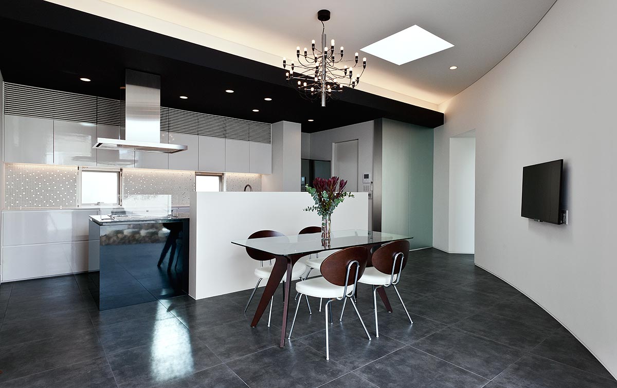 Modern dining kitchen white and black│高級住宅コートハウス