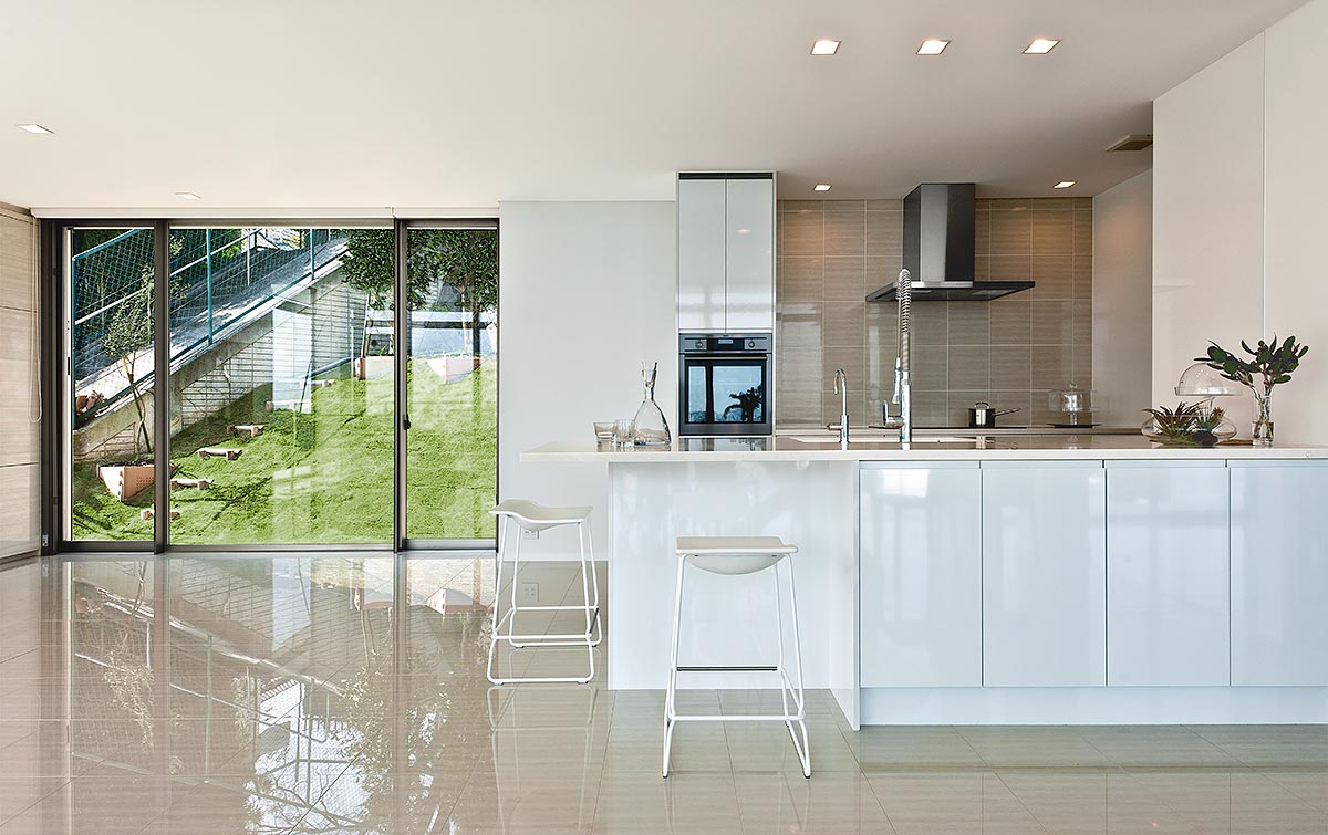 Beige and white modern kitchen design│高級住宅
