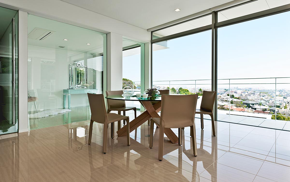 Modern dining design large windows│高級住宅
